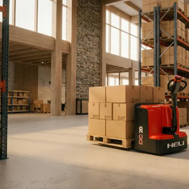 Ročni ali električni paletni viličar: Katera izbira se dolgoročno bolj splača?