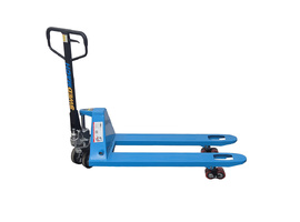 Ročni paletni viličar HPT25 PREMIUM, pripravljen za premikanje težkih bremen.