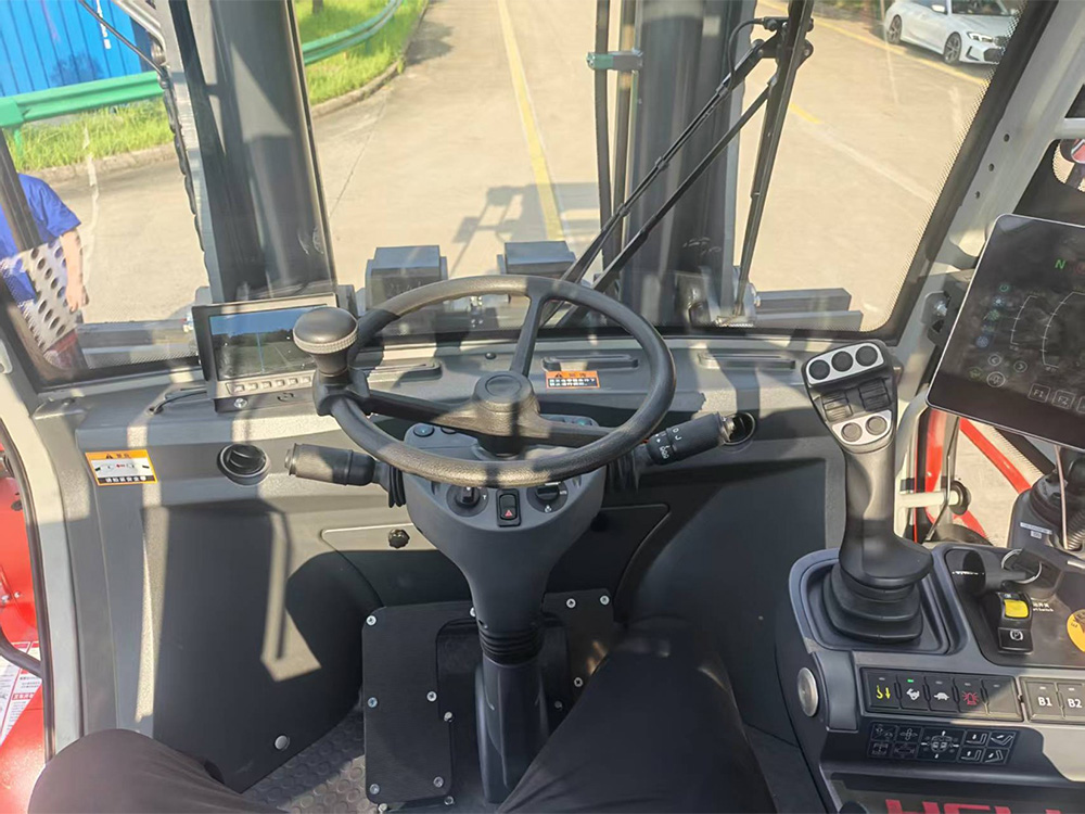 Komandna plo&scaron;ča z joystickom za lazje upravljanje
