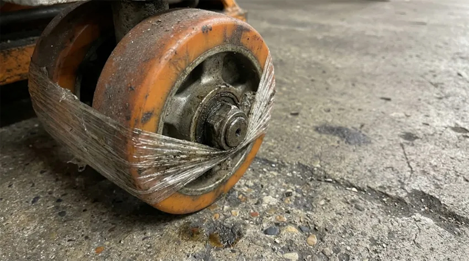 Obrabljena kolesa viličarja otežujejo delo