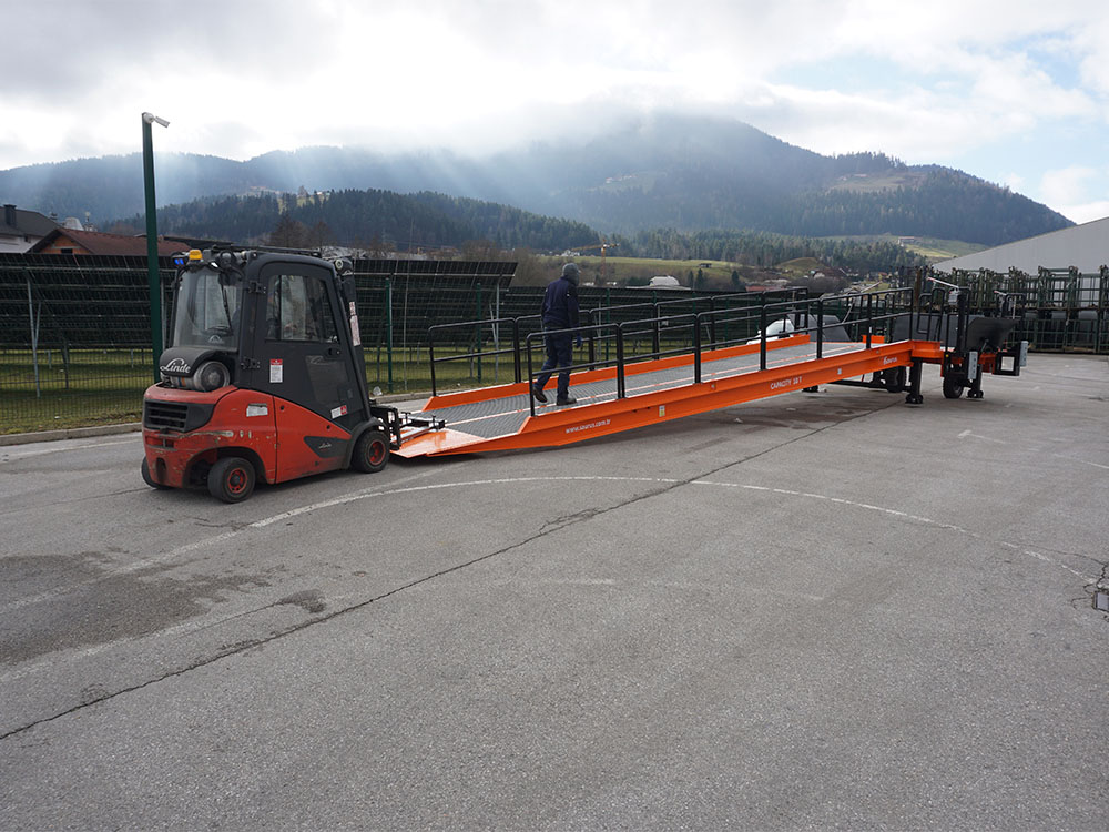 Premikanje rampe z uporabo viličarja