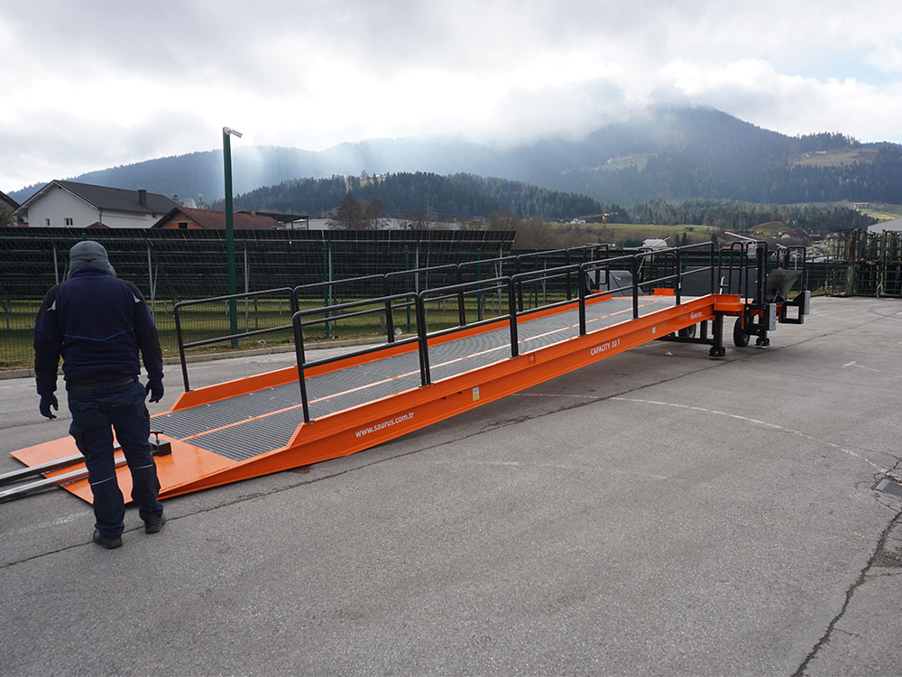 Primer uporabe mobilne nakladalne rampe PYR-TW med premikom